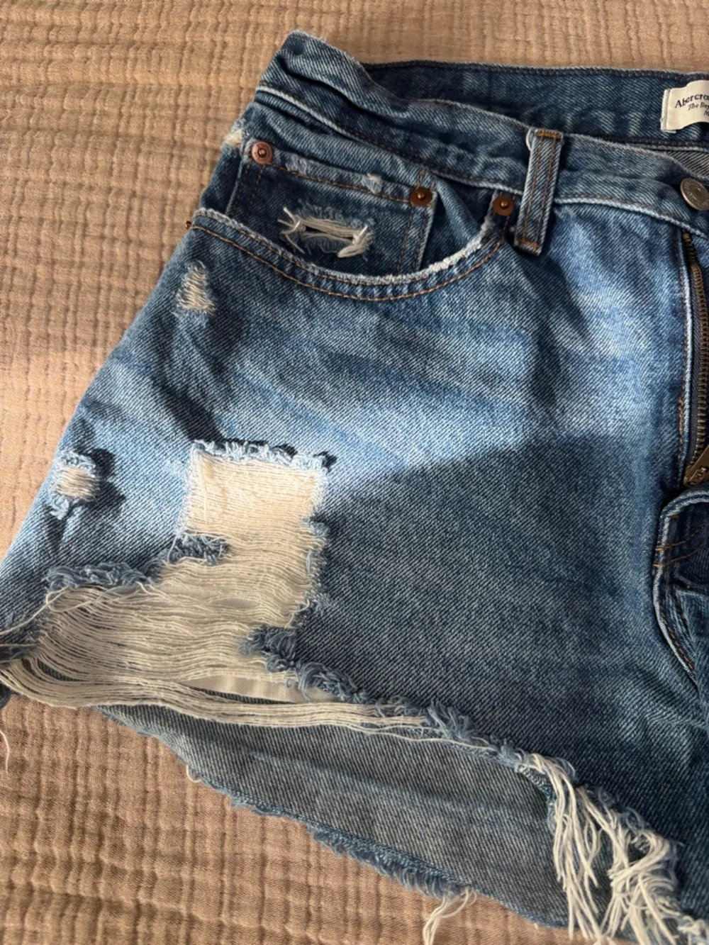 Abercrombie & Fitch Mid Rise “The Boyfriend” denim shorts - Picture 4 of 8
